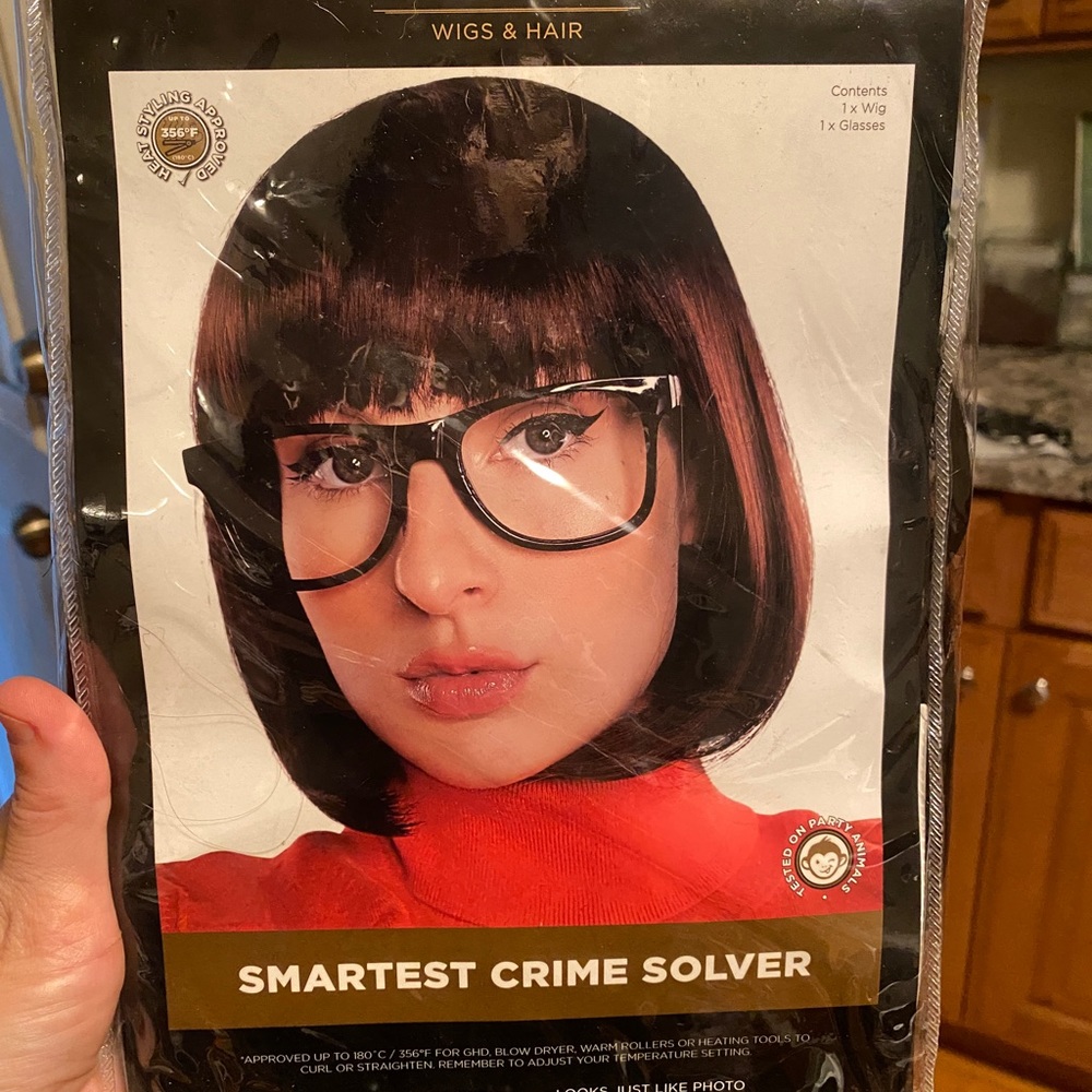 Daphne wig Used once comes with glasses